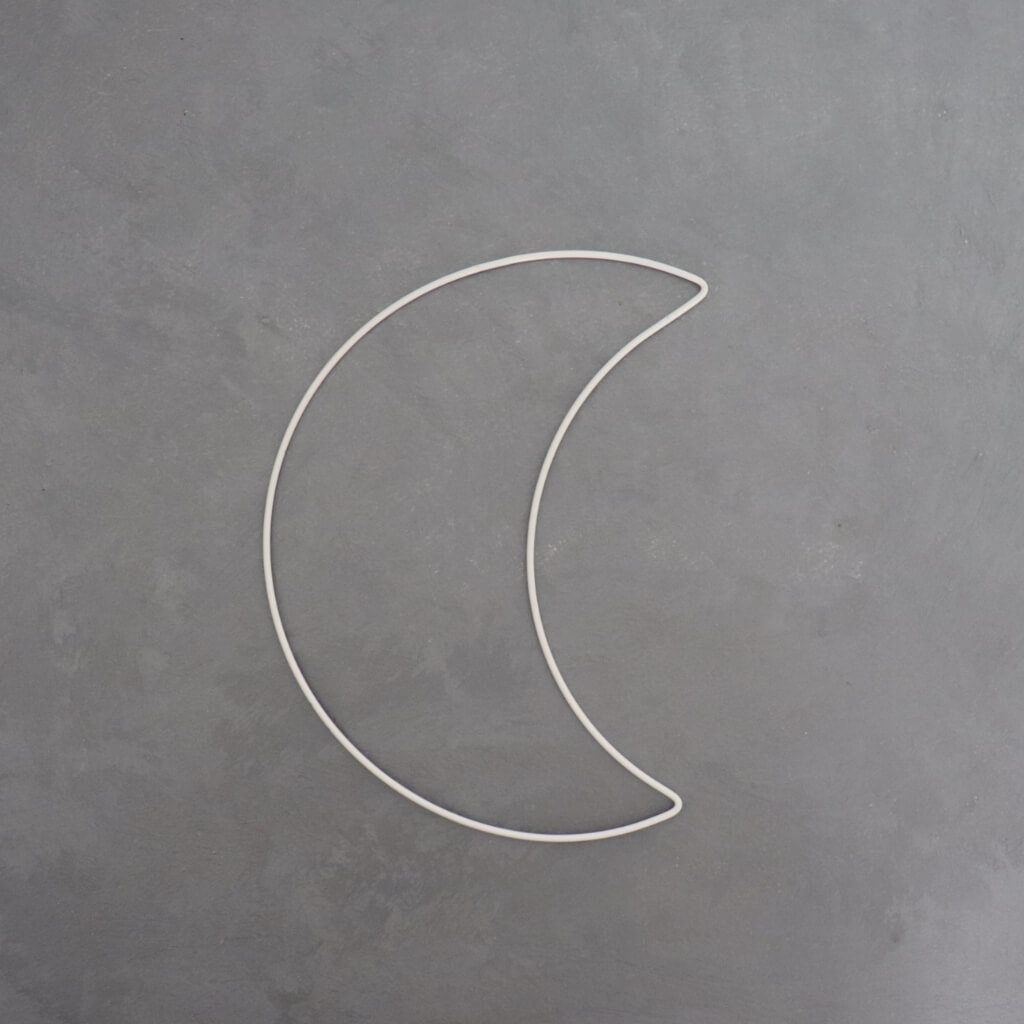 Kovový dekorační měsíc 21 cm – bílá, elegantní prvek pro závěsné a svatební dekorace